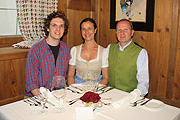 Hotelier Josef Moigg (re.) mit Familie (©Foto: Marikka-Laila Maisel)